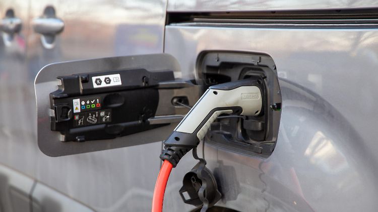Elektroauto an der Ladestation: Der Bund hat den Kauf von Autos mit Elektro- und Hybrid-Antrieb bisher großzügig gefördert.