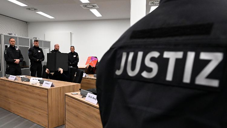Sechs Männer stehen wegen des spektakulären Einbruchs in das Staatliche Museum vor Gericht, bei dem Juwelen aus dem 18. Jahrhundert geraubt wurden.