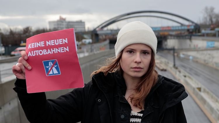 "Es gab eine Zeit, in der man blindes Asphaltieren als moderne Verkehrspolitik verkaufen konnte. Diese Zeit ist vorbei, glücklicherweise", moniert Klima-Aktivistin Luisa Neubauer.
