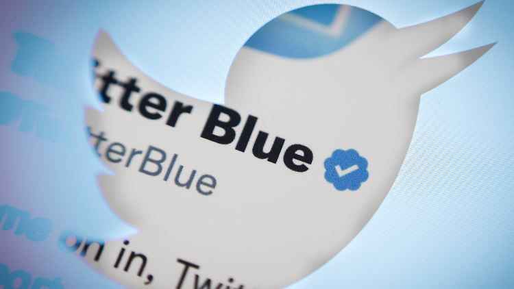 Für monatlich acht Euro können User den blauen Haken für ihren Twitter-Account erwerben. 