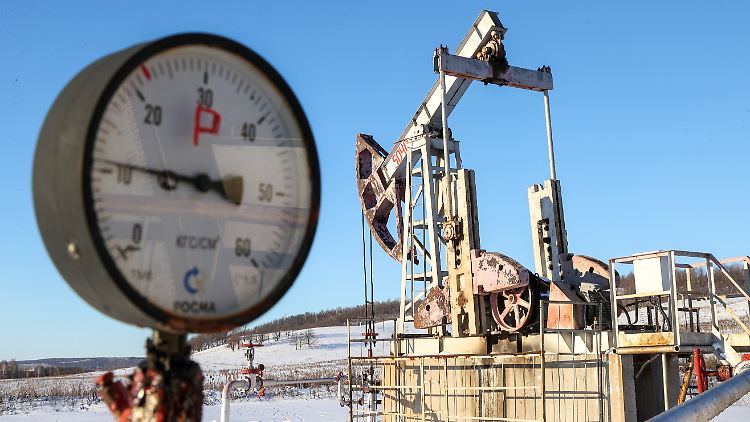 Russland soll auch künftig Öl exportieren können, allerdings nur bei einem Preis von maximal 100 US-Dollar pro Barrel. 