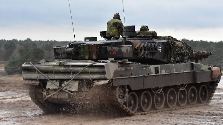 Gemeinsam mit anderen EU-Ländern will Deutschland bis Ende März zwei mit Leopard-2-Waffensystemen bestückte Panzerbataillone an die Ukraine liefern - eigentlich.