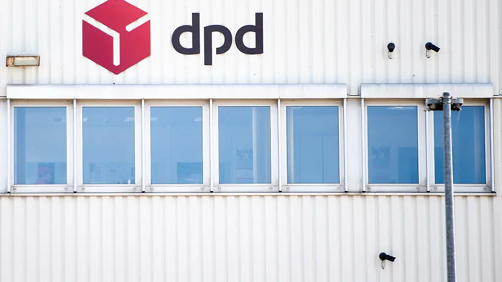 Das-Logo-von-DPD-ist-an-der-Aussenwand-eines-Depots-des-Paketdienstleisters-zu-sehen