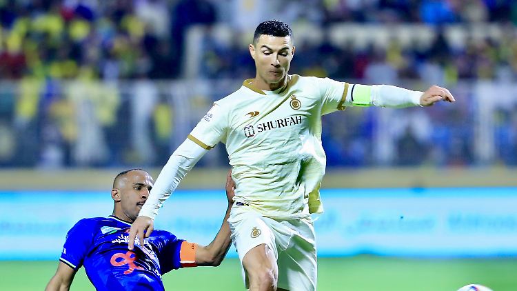 Ronaldo muss um sein erstes Tor hart kämpfen.