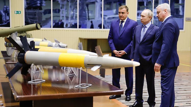 Putin am 23. Dezember beim Besuch einer Rüstungsfabrik (Foto der russischen Staatsagentur Tass).
