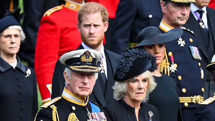 Harry und Meghan "werden definitiv eingeladen", zitierten britische Medien einen Palastmitarbeiter.