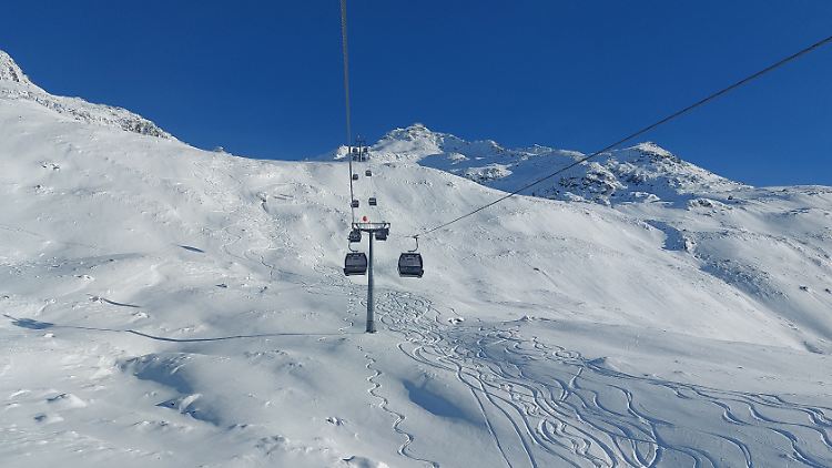 Vor allem in Tirol gingen zahlreiche Meldungen über Lawinenabgänge ein.