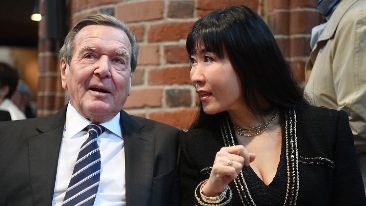 Gerhard Schröders Gattin Soyeon hat einen guten Einfluss auf die Gesundheit des Altkanzlers.
