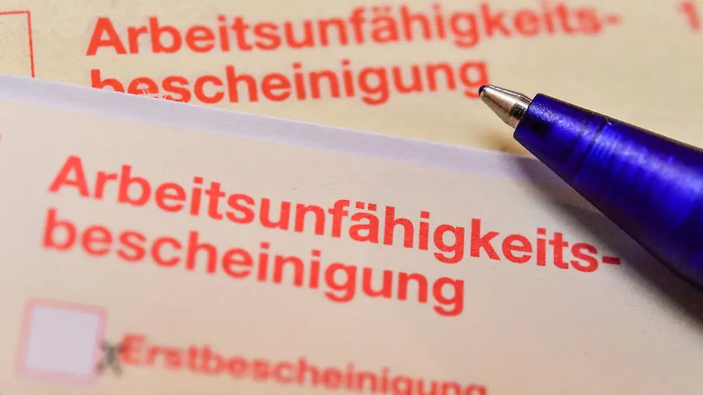 Eine-Arbeitsunfaehigkeitsbescheinigung-liegt-auf-einem-Tisch