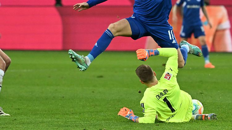 Torwart Jonas Omlin ist zweimal schneller am Ball, für seine Mannschaft war das eine gute Nachricht.