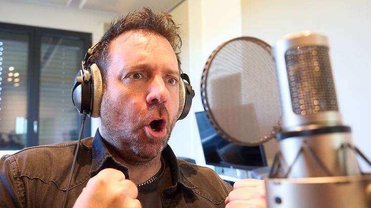 Der Limburger Musiker und Produzent Ikke Hüftgold (bürgerlich: Matthias Distel) tritt mit "Lied mit gutem Text" an.