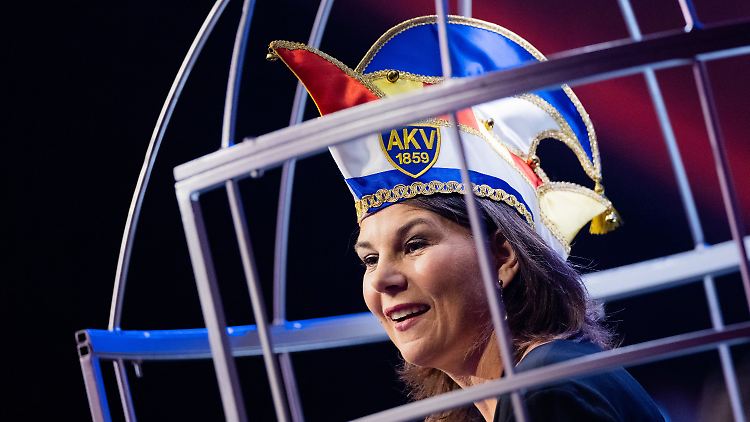 Als erste grüne Frau steigt Annalena Baerbock in den Narrenkäfig.