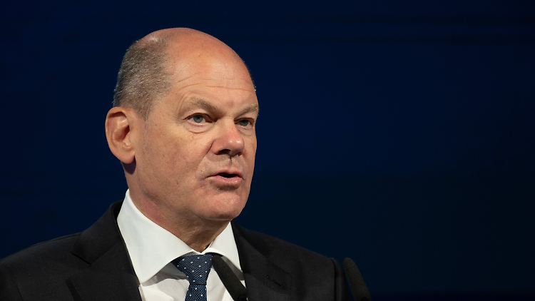 Er mache Putin in Telefonaten "sehr deutlich", dass Russland die alleinige Verantwortung für den Krieg habe, sagt Scholz.