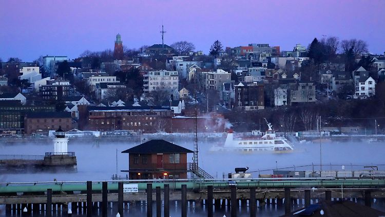 Im US-Bundesstaat Maine steigt arktischer Seerauch vom Wasser auf.