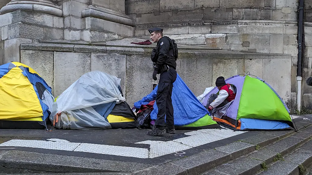 Polizisten-forderten-junge-Asylsuchende-auf-das-Zeltlager-aus-Sicherheitsgruenden-zu-raeumen