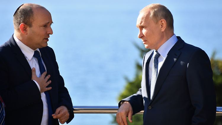 Bennett reiste als erster westlicher Spitzenpolitiker nach Kriegsbeginn nach Moskau. Dieses Bild zeigt ihn jedoch bei einem früheren Treffen mit Präsident Putin. 