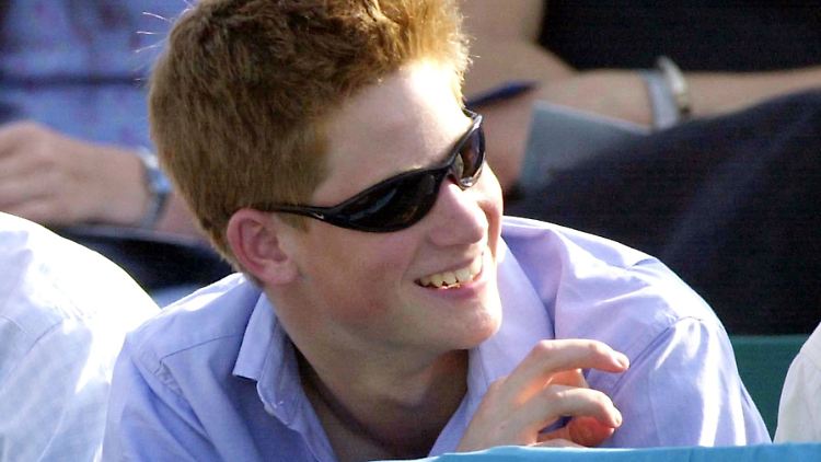Harry rund eine Woche nach Walpoles Geburtstagsparty: Er grinst.