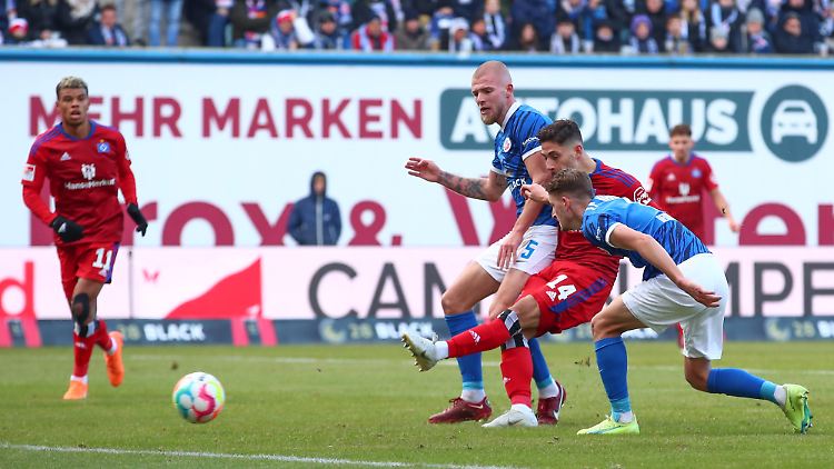 Reis schießt zum 1:0 für den HSV ein.
