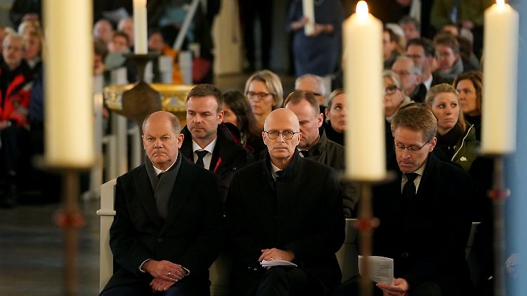 Bundeskanzler Scholz, hier neben Hamburgs Bürgermeister Tschentscher (v.l.), sprach von einer völlig verrückten Tat, die zwei junge Menschen das Leben kostete.