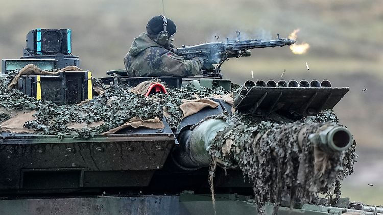 Ein deutscher Soldat feuert während einer Truppenübung aus einem Leopard-2-Panzer (Archivbild).