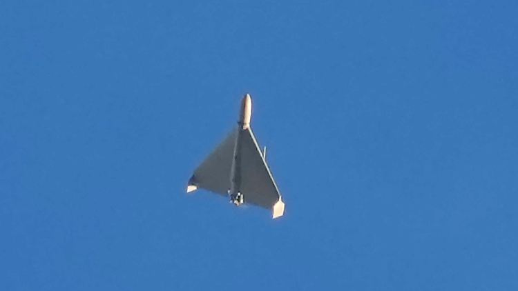 Eine Drohne ist am Himmel zu sehen, wenige Sekunden bevor sie auf Gebäude in Kiew geschossen hat. Dabei handelt es sich wohl um eine Kampfdrohne vom Typ Shahed 136.