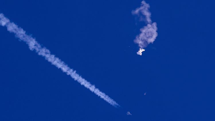 Der Moment, in dem der Wetterballon Geschichte ist. Ein US-Kampfflugzeug schießt ihn mittels einer Rakete ab.