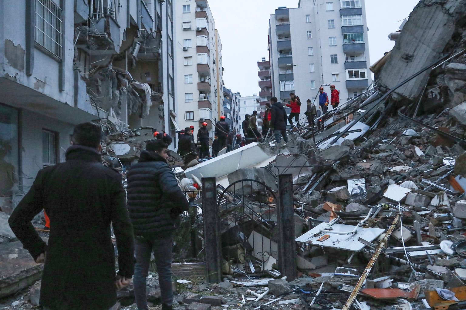 Am frühen Morgen erschüttern mehrere Erdbeben das syrisch-türkische Grenzgebiet. 