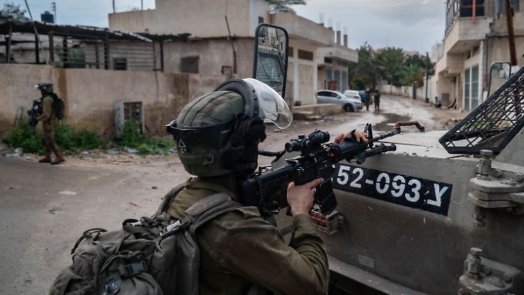 Bereits am Samstag durchkämmen israelische Soldaten des Flüchtlingslager Akabat Dschabr. In der Nacht zum Montag kommt es zu einem tödlichen Schusswechsel.  