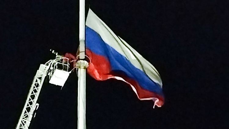 Mit der russischen Flagge soll in den besetzten Gebieten auch die russische Kultur einziehen, was unter anderem heißt: Die ukrainische Kultur muss ausgelöscht werden.