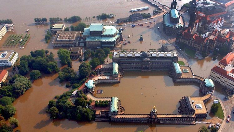 Elbehochwasser im Sommer 2002 in Dresden: Derzeit verursachen Hochwasser von Flüssen in der EU und Großbritannien laut der Analyse des Joint Research Centers der EU-Kommission jährlich Schäden von geschätzt 7,6 Milliarden Euro. 
