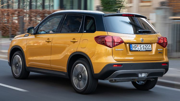 Hybridschriftzug, LED-Leuchten und Zweifarblackierung täuschen nicht darüber hinweg, dass der Suzuki Vitara mittlerweile ein wenig angegraut wirkt.
