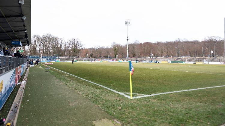 Gefroren und damit unbespielbar: Der Rasen im Karl-Liebknecht-Stadion in Potsdam.