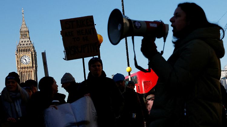 Mitarbeiter des NHS wollen mehr Lohn: Allein 25.000 Krankenschwestern und Pfleger quittierten 2022 ihren Dienst wegen schlechter Bezahlung.