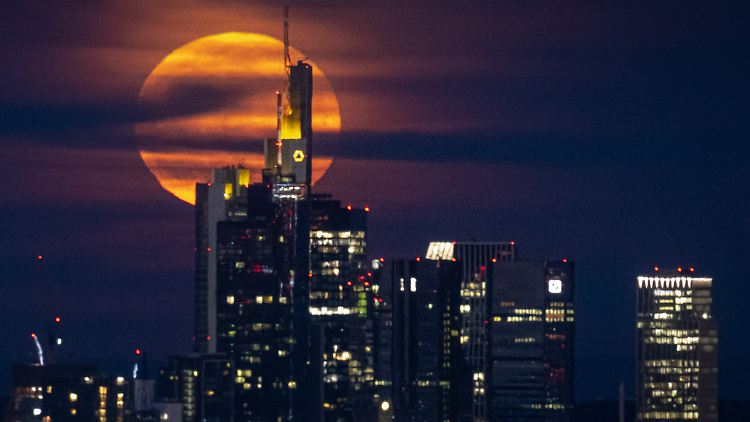 Der Commerzbank-Tower prägt allen Krisen zum Trotz nach wie vor die Frankfurter Skyline. 
