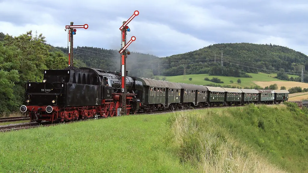 Unter-Dampf-Bei-dieser-Fahrt-zieht-die-Dampflok-aus-den-1940er-Jahren-die-Waggons