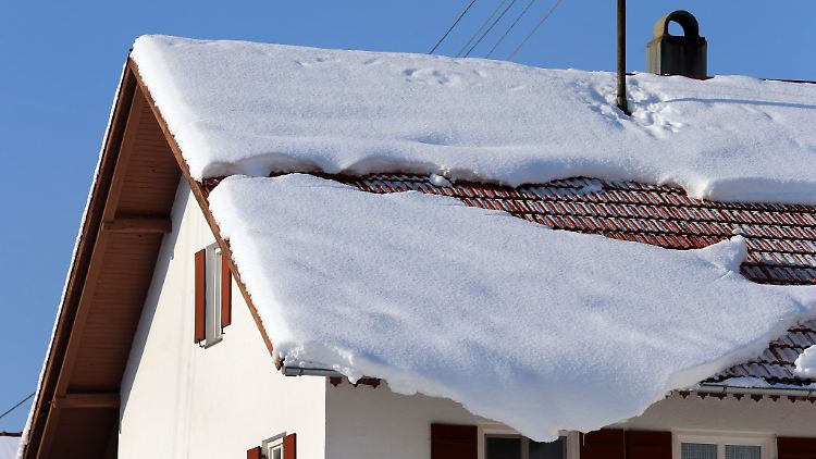 Achtung Dachlawine: Hausbesitzer müssen bei viel Schnee ihr Dach im Blick haben und gegebenenfalls räumen.