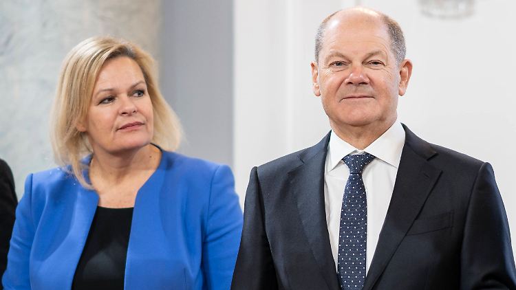 Die Städte und Gemeinde machen Druck auf Scholz: Innenministerin Faeser kann das Finanzproblem bei steigenden Asylbewerberzahlen nicht lösen. 