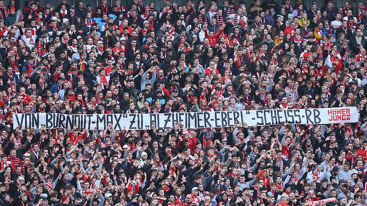 Fans attackierten mit einem Banner Max Eberl von RB Leipzig.