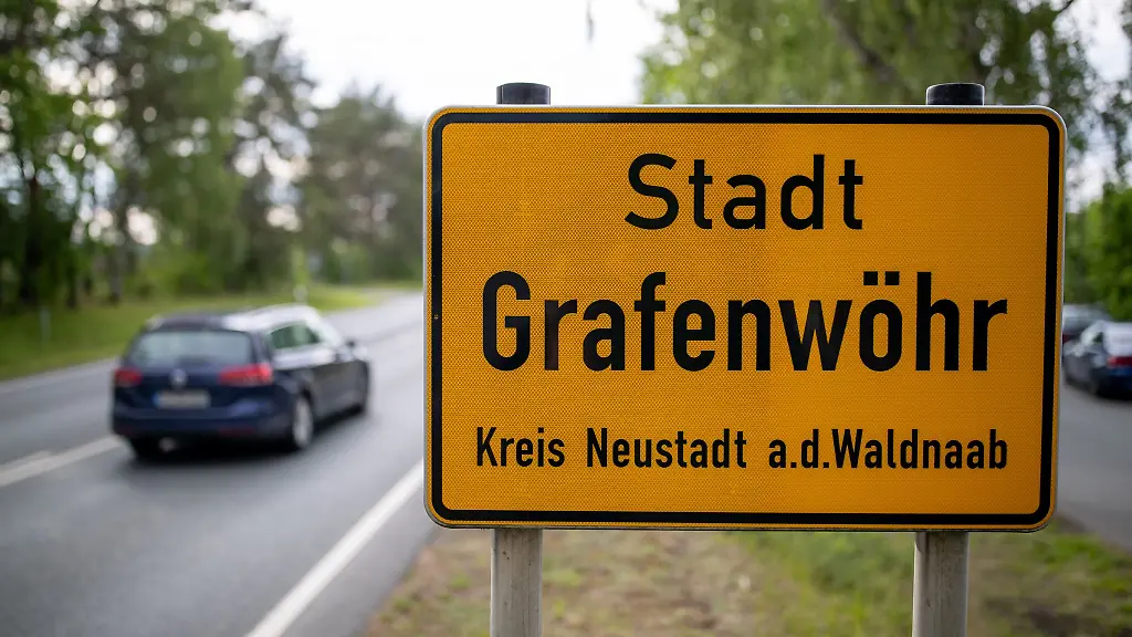 Stadt-Grafenwoehr-steht-auf-einem-Ortsschild
