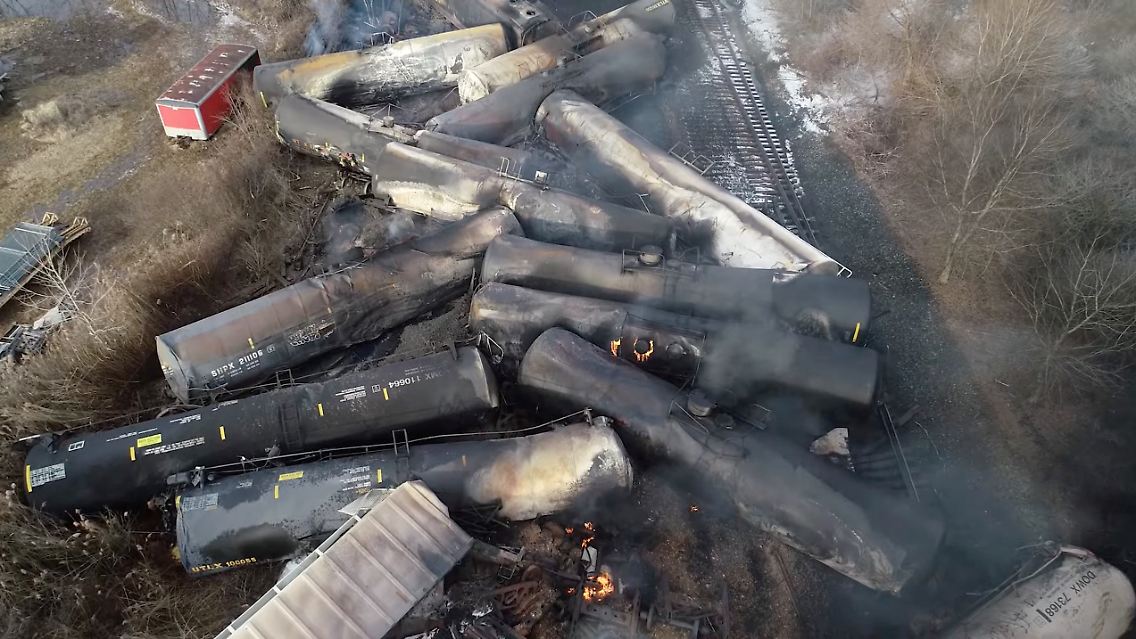 Drohnenbilder zeigen die Unglücksstelle nahe des Orts East Palestine in Ohio. Mehrere der Tankwagen waren in Brand geraten.