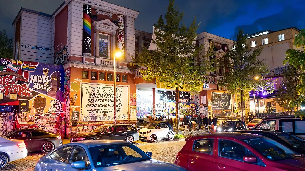 Die-seit-November-1989-besetzte-Rote-Flora-ein-Restgebaeude-des-ehemaligen-Flora-Theaters-im-Hamburger-Schanzenviertel-wird-von-der-Strassenbeleuchtung-illuminiert