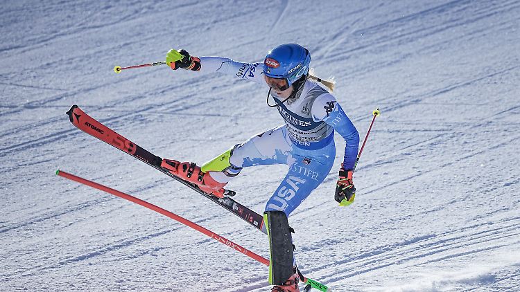 Drei Tore vor dem Ziel fädelt Mikaela Shiffrin ein.