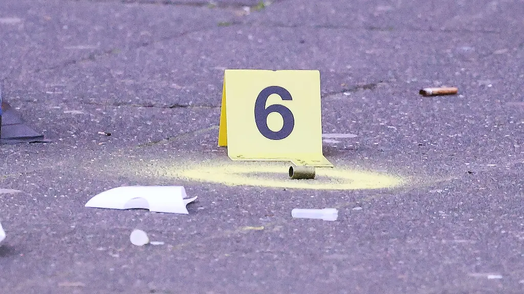 Eine-leere-Huelse-aus-eine-Schusswaffe-liegt-auf-dem-Buergersteig-vor-eine-Kneipe-in-Duesseldorf