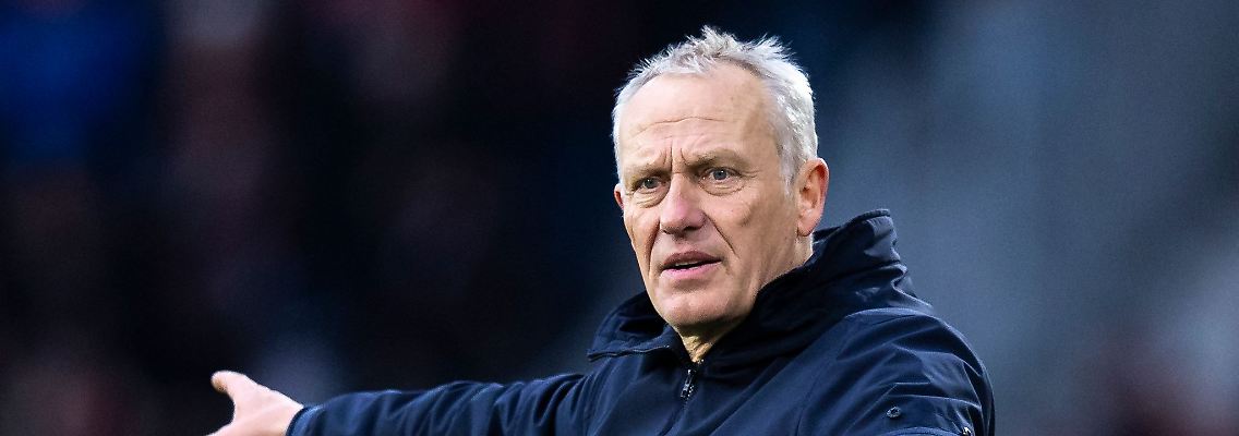 Freiburgs Trainer Christian Streich gestikuliert.