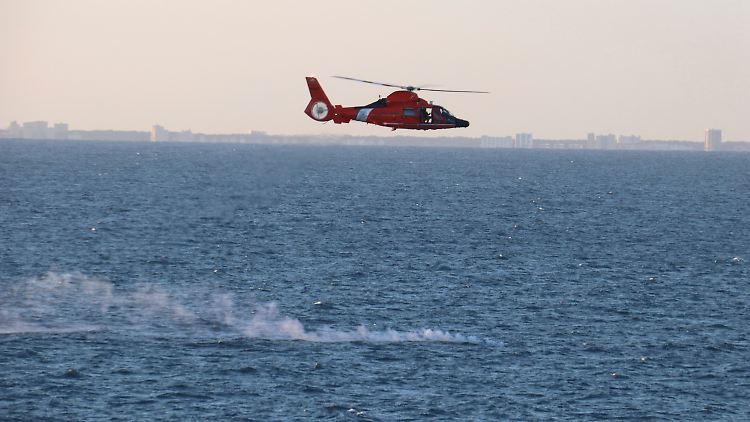Ein Hubschrauber der US-Küstenwache an der Absturzstelle. 