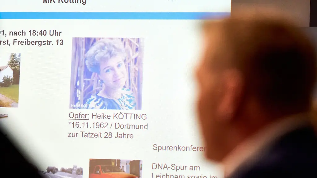 Ein-Bild-des-Opfers-Heike-Koetting-ist-bei-einer-Pressekonferenz-auf-einer-Leinwand-im-Polizeipraesidium-zu-sehen