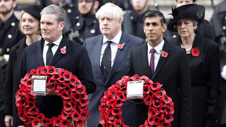 Der Premier, drei Ex-Premiers und noch einer, der es werden will: Liz Truss, Labour-Chef Keir Starmer, Boris Johnson, Rishi Sunak and Theresa May bei einem Gedenkgottesdienst in London im November (von links nach rechts).