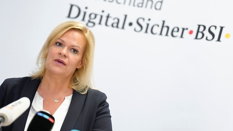 Nach Berichten über Beziehungen zu einem Verein, der wegen Verbindungen zu Russland in Verruf geriet, trennte sich Innenministerin Faeser von Vorgänger Schönbohm.