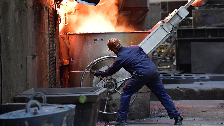 Die rund 3,9 Millionen Beschäftigten der Metall- und Elektroindustrie bekommen in zwei Schritten 8,5 Prozent mehr Geld sowie eine Einmalzahlung von 3000 Euro netto.