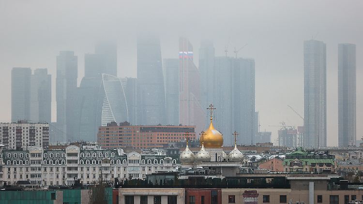 Moskau im Nebel. Wie stark die Sanktionen Russland schaden, ist nicht einfach zu messen.